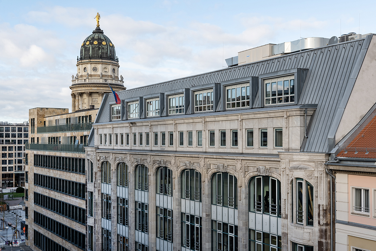 Historische Bürofassade in Berlin mit Blick auf den Französischen Dom