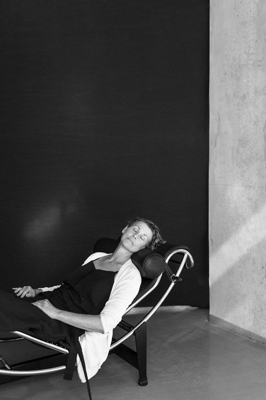 Schwarz-Weiß-Porträt einer Frau, liegend auf der Chaise Longue LC4