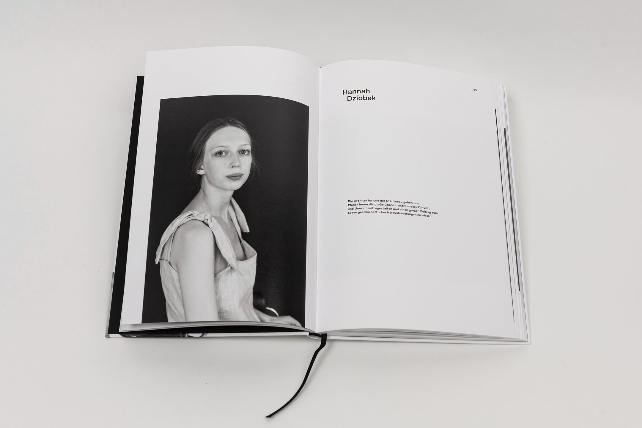 Aufgeschlagenes Buch mit dem Porträt von Hannah Dziobek auf der linken Seite