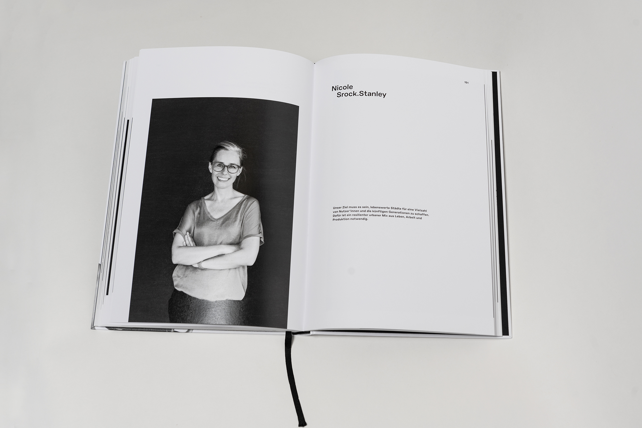 Aufgeschlagenes Buch mit dem Porträt von Nicole Srock.Stanley auf der linken Seite