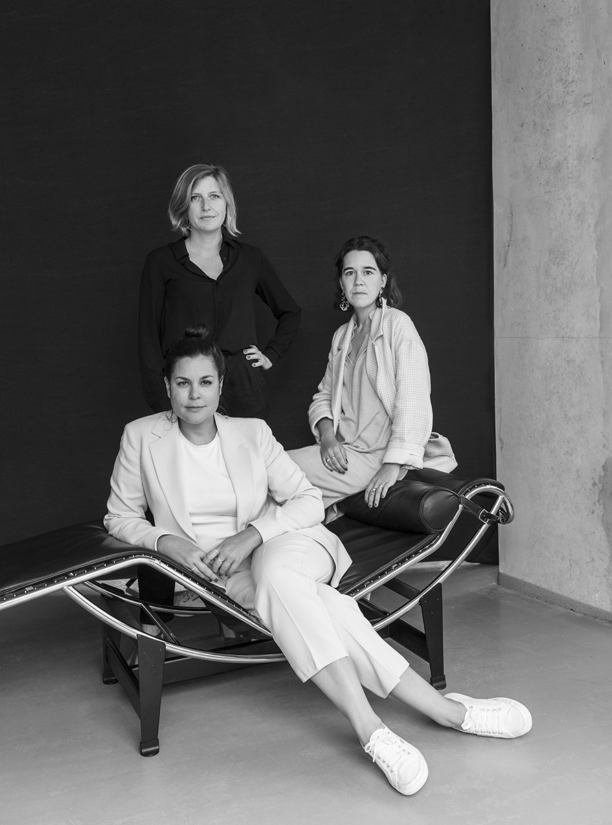 Schwarz-Weiß-Porträt von Cristina Bellucci, Anouk Schepens und Janina Zollinger bei der Chaise Longue LC4