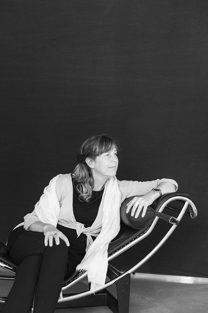 Schwarz-Weiß-Porträt von Lisa Babette Diedrich, seitlich auf der Chaise Longue LC4 sitzend